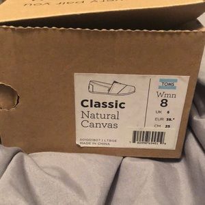Size 8 womens toms NWT